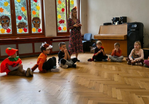 Dzieci słuchają jesiennej zagadki