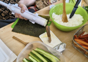 Obserwacja jak powstaje sushi