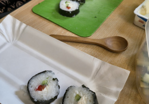 Krojenie rolki sushi