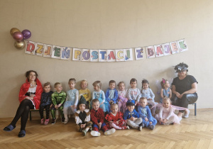 Dzieci z grupy I pozują do wspólnego zdjęcia wraz ze swoimi Paniami