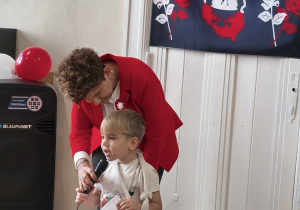 Chłopiec odpowiada na pytanie o ojczyźnie