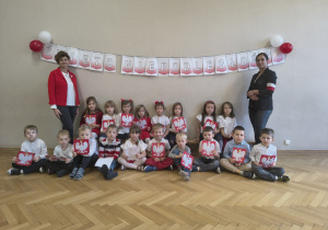 Grupa V ma zdjęciu ze swoimi Paniami