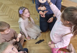 Zabawa kreatywna z wykorzystaniem papierowego misia