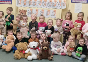 Dzieci z gr. II ze swoimi misiami