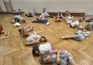 Dzieci wykonują ćwiczenia z misiami