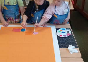 Dzieci z gr. II podczas wykonywania pracy plastycznej
