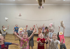 Dzieci podrzucają swoje misie