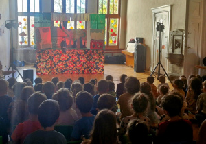 dzieci oglądają przedstawienie