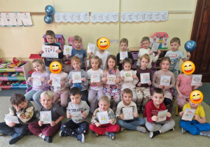 zdjęcie grupowe dzieci z obrazkami praw dziecka