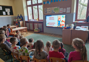 dzieci oglądają film edukacyjny o prawach dziecka