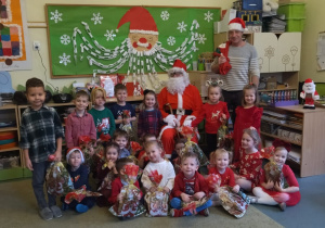 Dzieci z gr. II na zdjęciu z Mikołajem i jego pomocnikiem