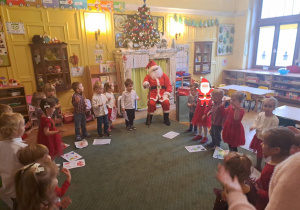 Dzieci z grupy I podczas wizyty Mikołaja