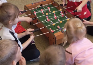 Dzieci z gr. II grają w piłkarzyki