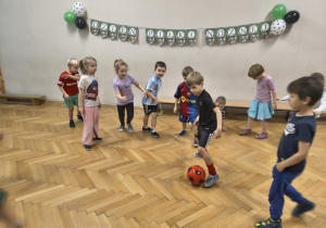 Dzieci z grupy IV grają w piłkę nożną