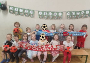Zdjęcie grupy III z napisem "Dzień Piłki Nożnej"