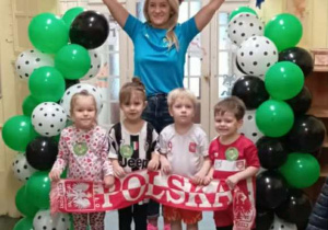 kibicujące dzieci z gr II z trenerem