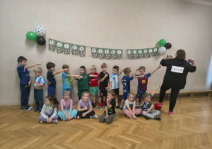 dzieci z gr IV z trenerem