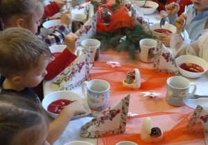 Dzieci z grupy II wraz z wychowawcą podczas obiadu wigilijnego