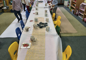 Dzieci z grupy IV pomagają przygotować świąteczny stół