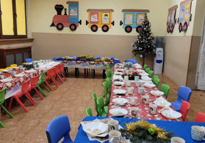 Stoły w jadalni przygotowane go uroczystego obiadu