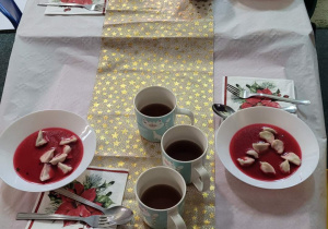 Barszcz czerwony z uszkami