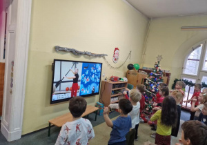 dzieci z grupy IV ćwiczą w sali