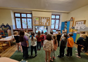 dzieci z grupy V ćwiczą w sali