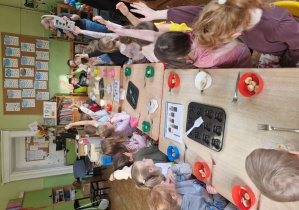 dzieci z grupy IV przygotowują ciasteczka