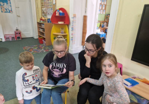 rodzice czytają dzieciom bajkę