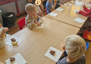 dzieci smakują swoje misiowe wypieki