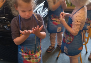 dzieci malują palcami