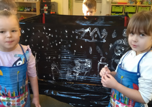 dziewczynki z grupy II malują zimowe krajobrazy