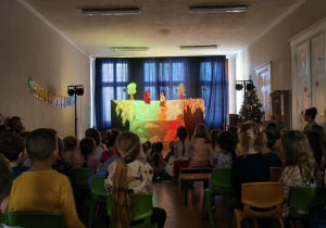 Widownia wpatrzona w spektakl