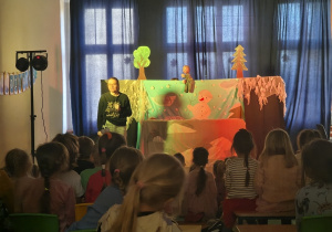 Powitanie dzieci przez aktorkę z Teatru Pacuś