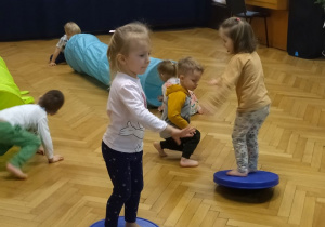 zabawy sensoryczne w sali gimnastycznej