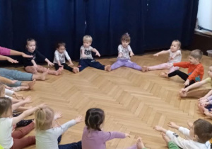 dzieci ćwiczą w kole