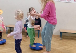 dzieci z grupy II w trakcie zabawy sensorycznej