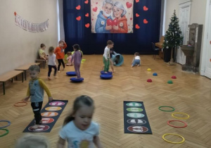 dzieci z grupy II w trakcie zabawy sensorycznej