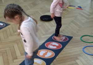 dzieci z grupy II w trakcie zabawy sensorycznej