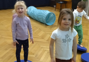 zabawy sensoryczne w sali gimnastycznej