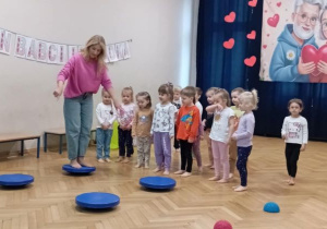 dzieci z grupy II w trakcie zabawy sensorycznej