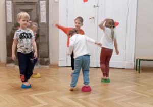 zabawy sensoryczne w sali gimnastycznej