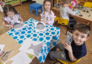 Dzieci z grupy IV wykonują pracę plastyczną "Zebra"