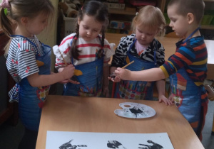 Dzieci z grupy II wykonują wspólnie pracę plastyczną