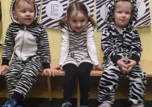 Dzieci na tle napisu Dzień Zebry