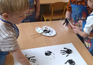 Dzieci z gr II wykonują pracę plastyczną