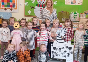Zdjęcie grupowe dzieci z grupy II z wykonaną zebrą