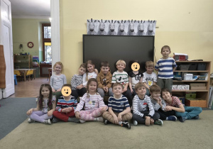 zdjęcie grupowe dzieci z gr II na tle wykonanych zebr