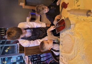 dzieci z grupy IV przygotowują pizzę