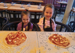 dziewczynki przygotowały pizzę